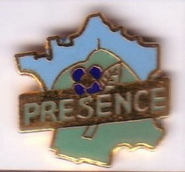 M110 Pin's Carte De France PRESENCE Fleur Violette Violettes Achat Immédiat - Administrations