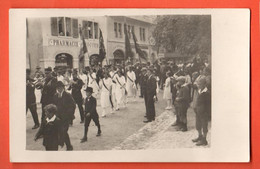 NAF-25 UNIQUE Carte-Photo  Le Locle Cortège Avec Demoiselles D'honneur. Pharmacie Droguerie. TRES ANIME. Non Circulé - Le Locle