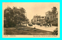 A851 / 409 14 - CABOURG Rue De La Mer Vue Sur Les Jardins Du Casino ( Voiture ) - Cabourg
