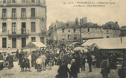 THOUARS - L'hôtel Des Postes Et Le Marché, Place Saint Médard. - Thouars