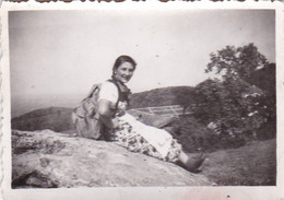 Old Real Original Photo - Woman Sitting On A Rock - Ca. 8.5x6 Cm - Personas Anónimos