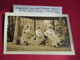 (44)   LA BAULE  JOUR DE LA DECLARATION DE GUERRE - LES TETES SONT A L'AVENANT - MARCELLE ET EVA LAUNAY (PARAPLUIE) - Identifizierten Personen