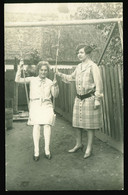 Orig. Foto AK Um 1925, Zwei Junge Mädchen, Frauen Im Kleid, Strümpfe, Pumps, Typisch 20er Jahre An Der Kinder Schaukel - Mode