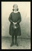 Orig. Foto AK Um 1925, Junges Mädchen Mit Blumen, Im Kleid, Strümpfe, Pumps, Schleife Im Haar, Typische Mode 20er Jahre - Mode