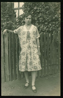 Orig. Foto AK Um 1925, Junges Mädchen Im Gemusterten Kleid, Strümpfe, Pumps, Uhr, Typische Mode 20er Jahre - Mode
