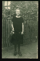 Orig. Foto AK Um 1925, Junges Mädchen Mit Blumen Im Schwarzen Kleid, Strümpfe, Pumps, Typische Mode 20er Jahre - Mode