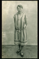 Orig. Foto AK Um 1925, Junges Mädchen In Gestreiftem Kleid, Strümpfe, Pumps, Typische Mode 20er Jahre - Mode