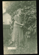 Orig. Foto AK Um 1925, Junges Mädchen Im Kleid Im Garten, Strümpfe, Pumps, Typische Mode 20er Jahre - Mode