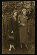 Orig. Foto AK Um 1925, Junge Mädchen, Winter Mantel, Mütze, Strümpfe, Cute Young Girls, Typical 20s, Fashion, Teenager - Mode