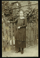 Orig. Foto AK Um 1925, Junges Mädchen In Feinem Schwarzen Kleid, Pumps, Strumpfhosen, Mode 20er Jahre - Mode
