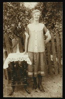 Orig. Foto AK Um 1925, Junges Mädchen In Feinem Kleid Neben Jugendstil Tisch, Pumps, Strumpfhosen, Mode 20er Jahre - Mode