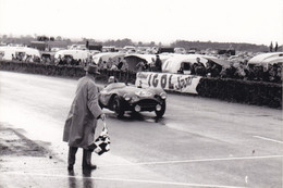SPORT AUTO. PHOTO LAFAY. 24 HEURES DU MANS 1955 .ARRIVEE DE L'ASTON MARTIN DB 35 N°23. 2 ème - Auto's