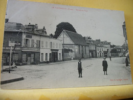 27 1748 VUE RARE CPA 1908 - 27 LE VAUDREUIL - ENTREE DU PAYS - ANIMATION - Le Vaudreuil