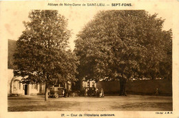 Diou * Sept Fons * Abbaye De Notre Dame De St Lieu * La Cour De L'hôtellerie Extérieure * Automobile Voiture Ancienne - Other & Unclassified