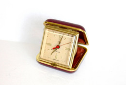 ANCIEN REVEIL DE VOYAGE VINTAGE - 3 JEWELS  EN CUIR VIOLET - CHINE - A RESTAURER          (1402.5) - Alarm Clocks