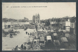 CPA 27 - Le Neubourg, La Place Un Jour De Marché - Le Neubourg