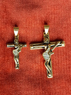 2 Croix De Johnny Hallyday Acier Inoxydable  Dorée 7 Cm Et 4,5 Cm - Other & Unclassified