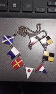 Collier Avec Drapeaux De Signalisation Maritime - Necklaces/Chains