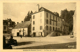 Condat En Feniers * La Place De La Poste * Hôtel De La Poste * Automobile Voiture Ancienne - Condat