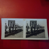 PHOTO STEREO BEIM APPELL DES REICHSARBEITSDIENSTES TROMMLER UND FANFARENBLASER DIE DIE ANKUNFT DES FUHRERS VERKUNDEN - Krieg, Militär