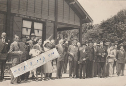 39 ( Jura ) - SAINT - CLAUDE -  Un Groupe Posant Devant L'Automobile Club Du Haut - Jura ( Photo 16,5 Cm X 11 Cm ) - Places