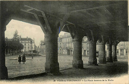 Fère En Tardenois * La Place Dessous De La Halle - Fere En Tardenois