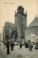 Baud * Place De L'église Et Vue Sur Le Clocher * Marché Marchands Foire Coiffe - Baud