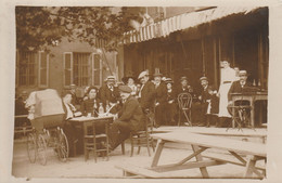 SAINT ETIENNE - Un Groupe à La Terrasse D'un Restaurant  ( Carte Photo ) - Saint Etienne