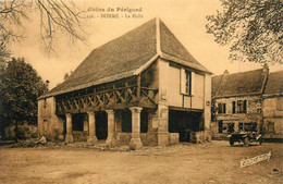 Domme * Place Et Vue Sur La Halle * Automobile Voiture Ancienne - Autres & Non Classés