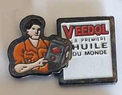 UU85 Pin's Carburant Huile Oïl VEEDOL Première Huile Du Monde Double Moule Achat Immédiat - Carburants