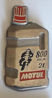 UU92 Pin's Carburant Huile Oïl Bidon MOTUL MOTO 800 Racing 2T Qualité Zamac Signé Decat Paris Achat Immédiat - Carburants