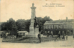 Albert * La Place Faidherbe * Vue Sur Le Monument Aux Morts * Café Du Jeu De Paume - Albert