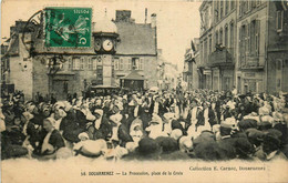 Douarnenez * Place De La Croix , La Procession * Fête Religieuse Défilé * Coiffe * Pâtisserie Pharmacie - Douarnenez