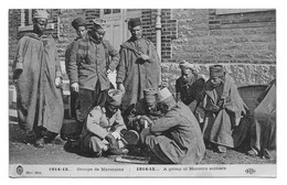 Cpa, Guerre 1914-15 Tirailleurs Groupe De Marocains Jeux, Militaire Poilus, A Group Of Morocco Soldiers, Dos écrit, 1915 - War 1914-18