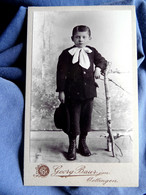 Photo CDV Georg Baur, Oettingen - Jeune Garçon, Chapeau à La Main, Circa 1895-1900 L589A - Old (before 1900)