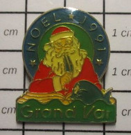 211a Pin's Pins / Beau Et Rare / THEME NOEL / PERE NOEL GRAND VAR 1991 BALEINE  ? EN MEDITERRANEE ? - Christmas