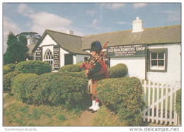 Scotland Gretna Green The Piper Outside The Famous Old Blacksmiths Shop - Dumfriesshire