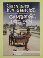 GARCON Avec Tenue De Type Scout Tirant Une Charette , Motos & Voiture En Arrière Plan - Carte Pub Expo Génocide Cambodge - Movimiento Scout