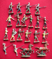 RARE Lot De Vieux Soldats Bombardes Et Cavaliers Moyen-Age En Plomb Peints +Feuillages Dans Leur Jus - Small Figures