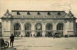 Troyes * Vue Sur Le Parvis De La Gare * Le Nouveau Vestibule * Ligne Chemin De Fer - Troyes