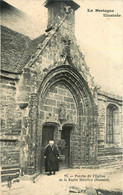 La Roche Maurice * Porche De L'église Du Village * Femme Bretonne Bretagne Coiffe Costume Finistère - La Roche-Maurice