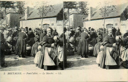 Pont L'abbé * Vue Sur Le Marché * Marchands Foire * Cpa Stéréo 2 Vues * Coiffe - Pont L'Abbe