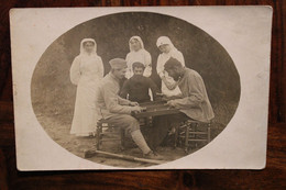 Carte Photo 1915 CPA AK Infirmière Hôpital Militaire Animée Soldats Blessés Jouant Ww1 Wk1 Guerre - War, Military