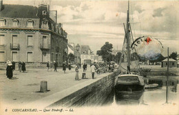 Concarneau * Le Quai Pénéroff * Bateau Françoise Pont Aven - Concarneau