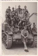 Foto Militare - Gruppo Di Soldati In Posa Artistica Su Carro Armato - Cm 8,05 X 6 Circa - War, Military