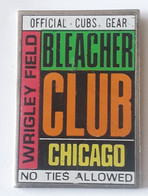 FF298 Pin's Baseball Américain BLEACHER CLUB CHICAGO WRIGLEY FIELD  No Ties Allowed Achat Immédiat - Baseball