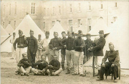 Militaria * Carte Photo * Régiment Soldats Militaires * Scène De Caserne - Barracks