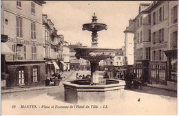 REF11.725  YVELINES.   MANTES. PLACE ET  FONTAINE DE L'HOTEL DE VILLE. SALON DE COIFFURE - Mantes La Ville