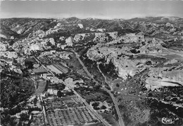 13-LES-BAUX- VUE AÉRIENNE PANORAMAQUE SUR LE VILLAGE ET LES ALPILLES - Les-Baux-de-Provence