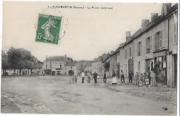 PLEUMARTIN - La Place (côté Sud) - Pleumartin